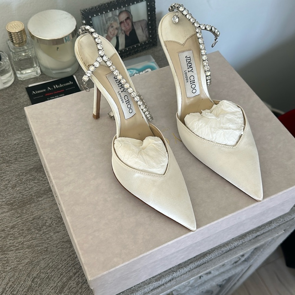 Jimmy Choo Saeda 100

Ivory Satin Pumps with Crystal Embellishment